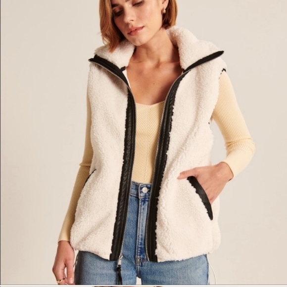 Abercrombie & Fitch Jackets & Blazers - Abercrombie cinched cocoon sherpa fleece vest white cream black M